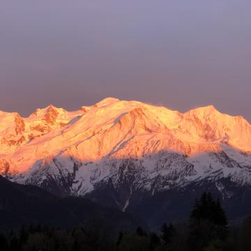 Coucher de soleil sur le Mont Blanc, vue de la terrasse bougnetterie du Mont Blanc